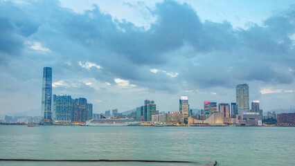 Naklejka premium Skyline panorama timelapse day to night with International Commerce Centre in West Kowloon, Hong Kong.