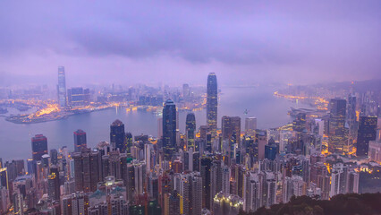 Obraz premium The famous view of Hong Kong from Victoria Peak night to day timelapse.
