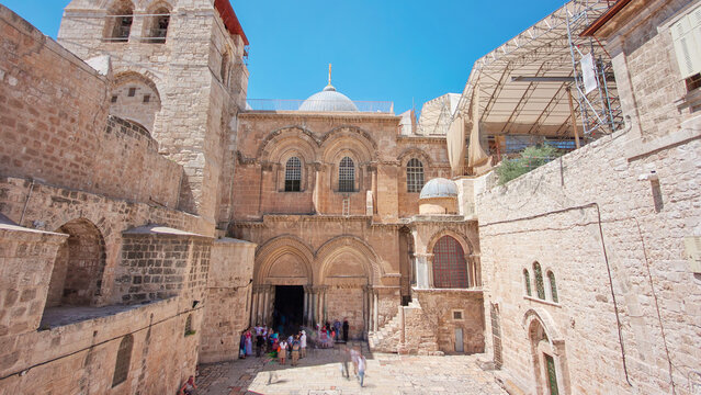 Inner yard of the Church of the Holy Sepulcher timelapse hyperlapse.