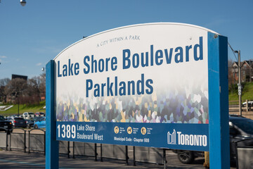 Obraz premium City of Toronto Lakeshore Boulevard Parklands sign located near 1389 Lake Shore Boulevard West