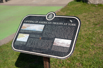 Obraz premium historical plaque on the subject of the Landing of American Troops at York (War of 1812) in Toronto, Canada
