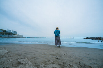 熱海の海を堪能する女性