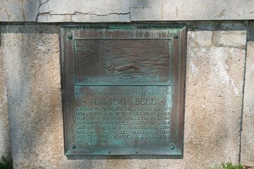 Obraz premium old plaque celebrating the extraordinary feat of Marilyn Bell of 8 and 9 September 1954 (located on the base of a plinth with lion sculpture at Exhibition Place in Toronto, Canada)
