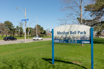 Obraz premium City of Toronto Marilyn Bell Park sign with view of the tower behind located at 1095 Lake Shore Boulevard West