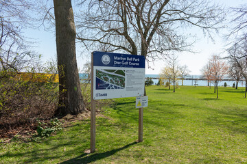 Obraz premium general view of Marilyn Bell Park Disc Golf Course located at 1095 Lake Shore Boulevard West in Toronto, Canada