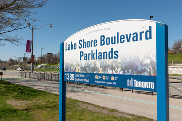 Obraz premium City of Toronto Lake Shore Boulevard Parklands sign located at 1389 Lake Shore Boulevard