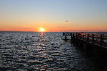 Obraz premium Pier in the setting sun