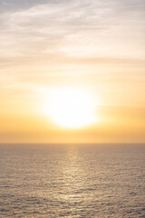 Naklejka premium Beautiful photo of the sea - beautiful golden sun