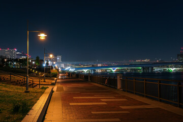 東京都江東区 夜の豊洲、海沿いの遊歩道