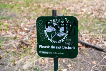 Obraz premium Please do not Disturb sign in High Park (Toronto, Canada)