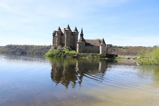 Le ch&acirc;teau de Val, propri&eacute;t&eacute; de la ville de Bort Les Orgues, vue de l'ext&eacute;rieur, village de Lanobre, d&eacute;partement du Cantal, France