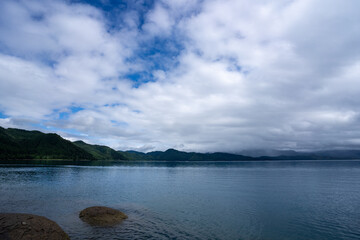 初秋の雲が迫る神秘的な田沢湖