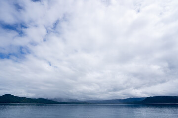 厚い雲に覆われる初秋の田沢湖