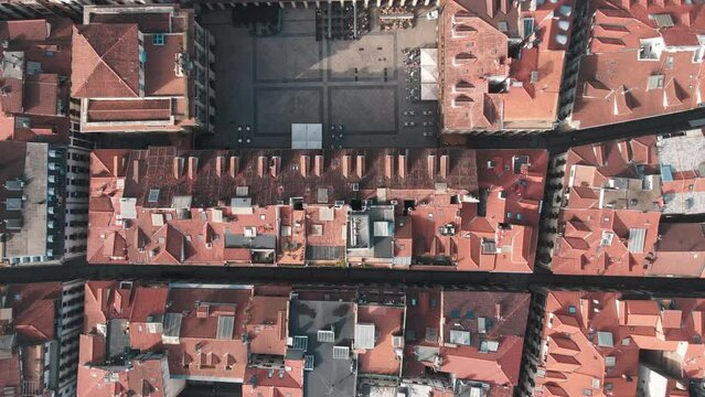 survol des rues et places de la ville de san sebastian, aux toits rouges, en drone,