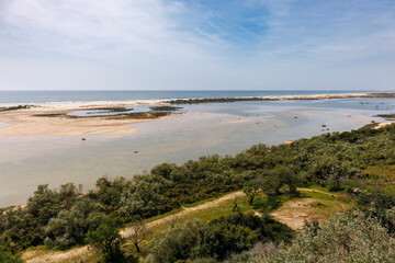 Point de vue du village de Cacela Velha au Portugal avec la lagune et l'océan en arrière-plan