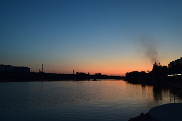 Naklejka premium sunset over the river