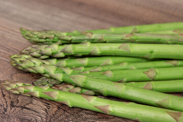 Grüner erntefrischer Spargel