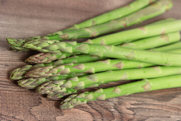 Grüner erntefrischer Spargel