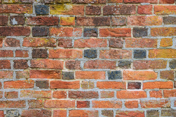 Obraz premium Fragment of a wall made of medieval antique handmade bricks. Background. Texture.
