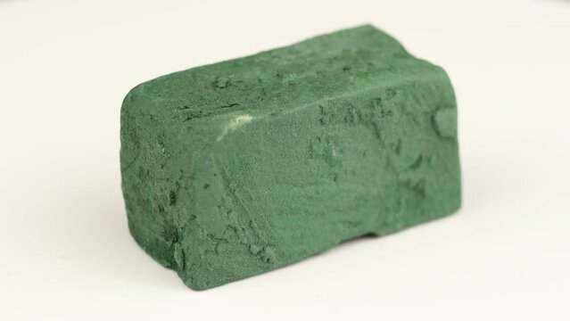 Green paste for polishing in a bar