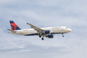 Fototapeta premium Toronto, Canada, April 4, 2022; A Delta Air Lines Airbus A320 jet airliner approaching landing at Toronto Pearson Airport, YYZ