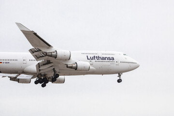 Obraz premium Toronto, Canada, April 4, 2022; Nose and engine view of a Lufthansa Boeing 747 jumbo jet landing at Toronto Pearson Airport, YYZ, from Frankfurt, Germany.