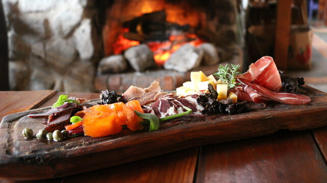 Picada argentina con fiambres patag&oacute;nicos 