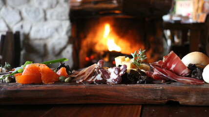 Picada argentina con fiambres patagónicos 