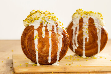Zwei knusprige New York Croissant Rolls