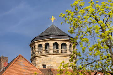 Achteckiger Turm der Schlosskirche in der Altstadt von Bayreuth (Deutschland, Bayern, Franken)
