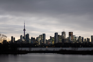 Obraz premium Toronto dark skyline at partial solar eclipse park view