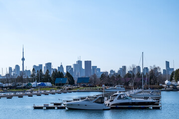 Naklejka premium Toronto skyline and boats in marina spring