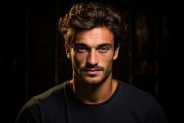 Fototapeta premium b'Portrait of a handsome young man with brown hair and green eyes'