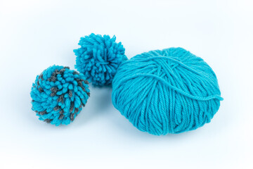 Skein of blue threads for knitting on a white background. pompon. fluffy soft pompon made of yarn. - 798134499