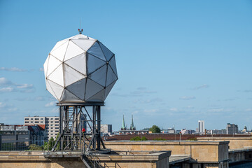 Dächer über Berlin mit Radarkuppel