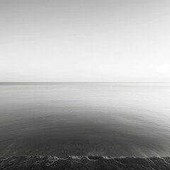 Fototapeta premium b'Black and white photo of a calm sea'