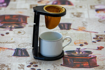 Preparing coffee with an original cloth strainer