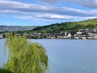 Dorf Küssnacht am Vierwaldstättersee, See in der Schweiz
