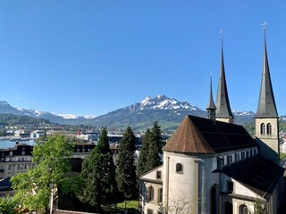 Fototapeta na wymiar Panorama auf die Stadt Luzern mit dem Berg Pilatus im Hintergrund und der Hofkirche St. Leodegar - Gotische Kirche am Vierwaldstättersee in der Schweiz - Europa