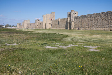 Les remparts d'Aigues-Mortes sont une enceinte de maçonnerie protégeant le centre-ville d'Aigues-Mortes, dans le département du Gard, en région Occitanie.