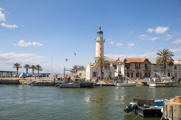 Le port de pêche du Grau du Roi et son phare. C'est le premier port de pêche au chalut de...