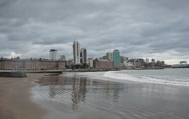 Obraz premium Mar del Plata seascape Sea and gray sky Beach and Skyscrapers