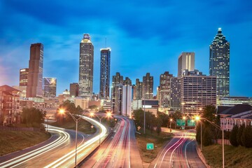 Fototapeta na wymiar Downtown Atlanta Rush: 4K of Urban Traffic, day to night 