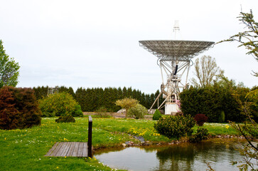 Radioteleskop w ogrodach zabytkowego centrum astronomii, Piwnice koło Torunia, Polska - obrazy, fototapety, plakaty