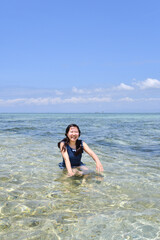 ビーチで遊ぶ女の子（フィリピン、パンダノン島）