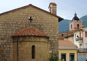  Chiesa romana San Michele Arcangelo a centro storico di Camaiore, Versilia, Toscana, Italia	
