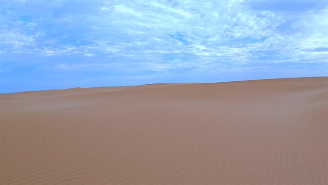 Desierto de la Playa del fangar en el delta del ebro en dirección a faro del fangar