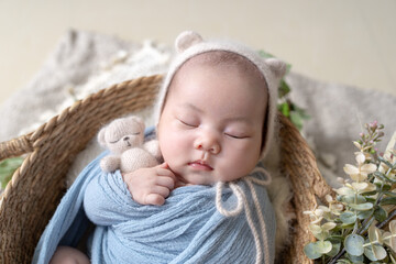 Fototapeta na wymiar Newborn photo of a one-month-old Taiwanese baby living in Yilan, Taiwan 台湾宜蘭に住む生後一ヶ月の台湾人の赤ちゃんのニューボーンフォト