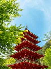 初夏の青空とお寺の塔