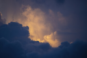 台風の後、太陽の光が当たり始めた雲模様1